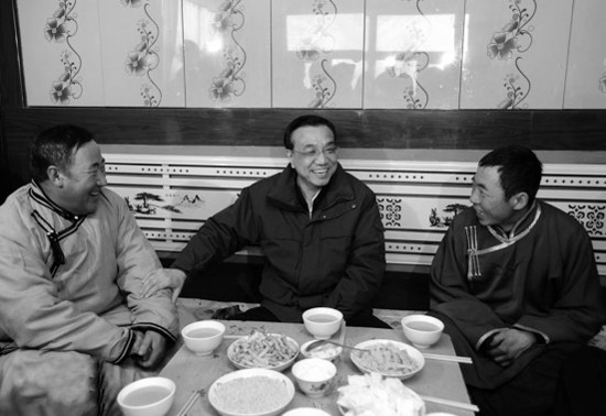 今年2月4日，李克強來到內(nèi)蒙古興安視察，與村民們拉家常
