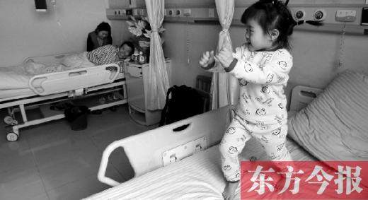2月7日，春節(jié)前的第3天，雖然傷口很是疼痛，但3歲女兒可愛的“騎馬舞”是李剛最好的“止痛藥”