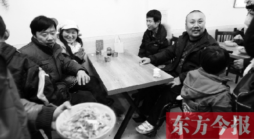 1月26日，坐著輪椅的袁海軍再次出現(xiàn)在李剛的面館，這次和他同來(lái)的是他的3位殘疾人朋友