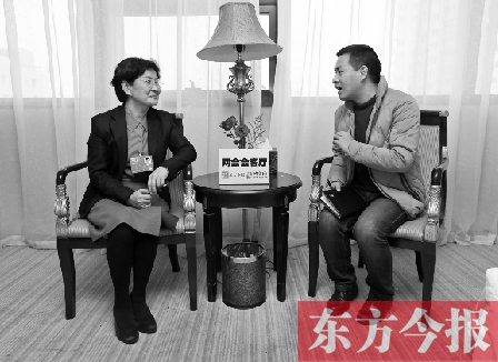 全國人大代表、省文化廳廳長楊麗萍（左）在接受“兩會(huì)會(huì)客廳”采訪