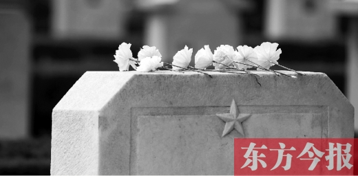 清明假期里，各界人士來(lái)到鄭州烈士陵園，緬懷先烈。一座無(wú)名烈士的墓碑上，擺放著人們帶來(lái)的白花