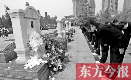 清明節(jié)，鄭州烈士陵園。學(xué)生在吉鴻昌烈士墓前鞠躬致禮