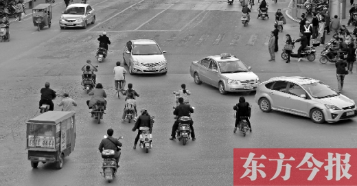 四月九日，鄭州市黃河路與經(jīng)八路交叉口，“中國(guó)式過(guò)馬路”現(xiàn)象仍很常見(jiàn)