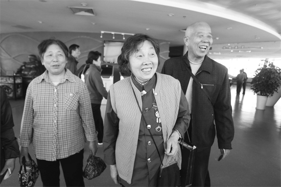 昨日，“尋訪百名共和國勞?！被顒舆x出的百位勞模免費游覽中原福塔