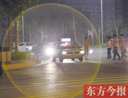 昨晚，鄭州火車東站，一些出租車?？吭诼愤?，見到行人不時主動搭訕 東方今報暗訪組 攝