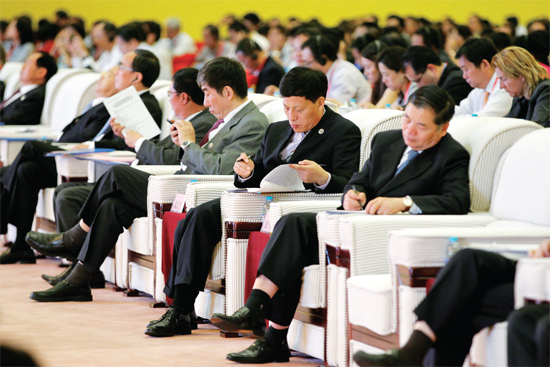 在推介會(huì)上，省長(zhǎng)謝伏瞻（前排右二）在認(rèn)真記錄嘉賓的發(fā)言