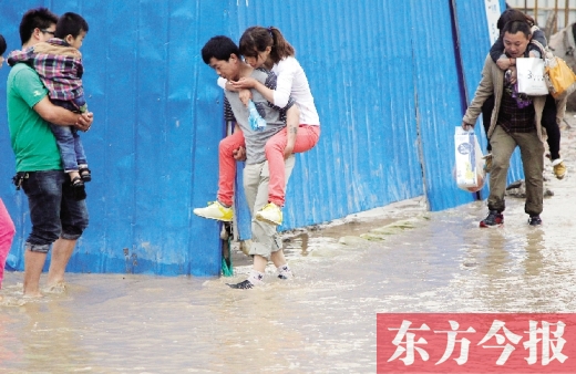 雨后鄭州，“背人過河”成了一道甜蜜又無奈的風景 東方今報記者 沈翔 攝