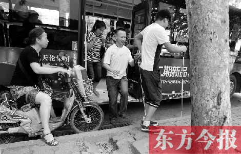 每到下車時(shí)，宋鵬（右一）和胡興開（右二）都很艱難，好在周圍的市民都挺照顧的