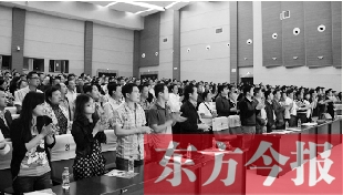演員謝幕時(shí)，沒有觀眾離場(chǎng)，而是全部起立熱烈鼓掌