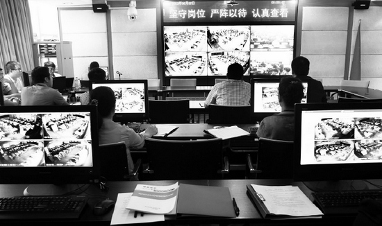 2013年高考首日，鄭州市國(guó)家考試考務(wù)指揮中心內(nèi)，工作人員通過監(jiān)控器遠(yuǎn)程監(jiān)考