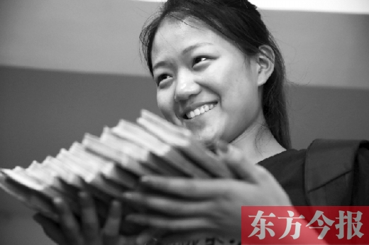 昨天，大一女生周文靜把10萬元現(xiàn)金還給了失主