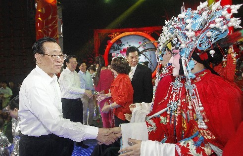頒獎(jiǎng)晚會(huì)結(jié)束后，王剛（左一）、郭庚茂（左二）、謝伏瞻（左三）上臺和演職人員握手