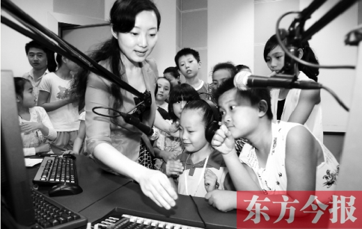 河南廣電全媒體小記者參觀河南電臺教育廣播樂活1066，體驗當主持人的樂趣