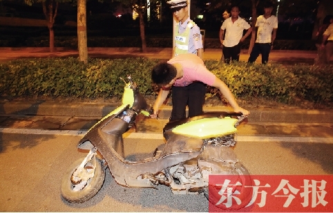 7月9日夜，鄭東新區(qū)街頭，鄭州市交巡警六大隊民警查住一輛“炸街”摩托車