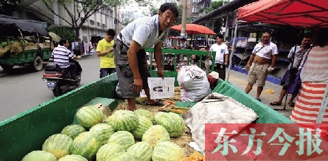 因?yàn)橐估锼?，來鄭州賣瓜的開封瓜農(nóng)姚老漢不但丟錢還丟瓜