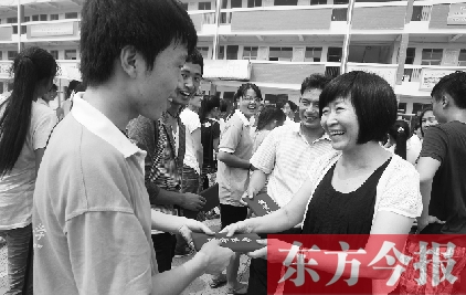 7月23日，晨鐘教育集團黨委書記張玲為支教大學生頒發(fā)證書