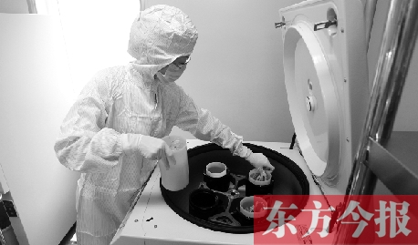 鄭州一專門儲存臍帶血的機構(gòu)，專業(yè)人員正在把臍帶血存放在儲藏箱里
