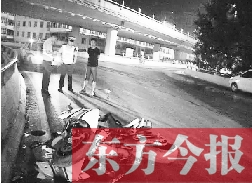 昨日凌晨3時，鄭州市區(qū)河醫(yī)立交橋下，交警在勘察現(xiàn)場