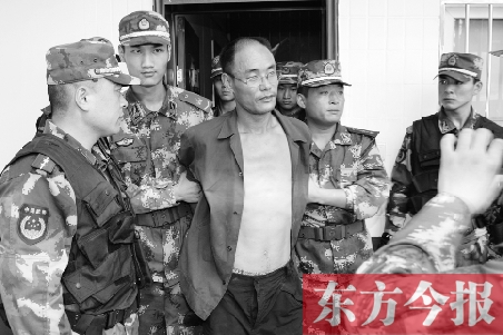 7月27日13時(shí)50分許，駐馬店市西平縣的“7·25”連環(huán)殺人案犯罪嫌疑人丁金華（左三）在禹州落網(wǎng)