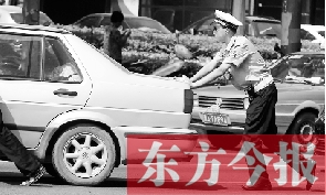 一輛車壞在了路中間，執(zhí)勤交警幫推車