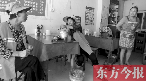 7月30日下午，鄭州市建設路一家面館老板毋女士，給兩位環(huán)衛(wèi)工端水解暑