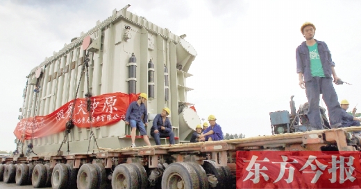 天降大雨，加大了行走的難度，工人們用支桿頂起沿途的電纜