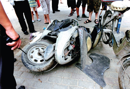 8月3日，棉紡路與六廠前街交叉口附近一輛水泥罐車突然爆胎，路邊一輛電動(dòng)車被沖擊波震翻報(bào)廢