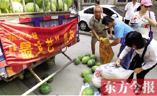 昨日，得知“最文藝瓜農(nóng)”祁老漢（左一）被困，市民紛紛購(gòu)愛(ài)心瓜