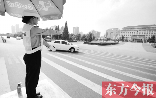 昨日，駐馬店市開源大道，女交警冒高溫指揮交通