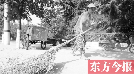 昨天下午4點，新鄭市溱水路，64歲的陳明花正在打掃衛(wèi)生，這一段曾是靳春波負責的路段