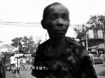 視頻中的男子面對(duì)鏡頭發(fā)泄心中的不滿：不合理，明擺著剝削人