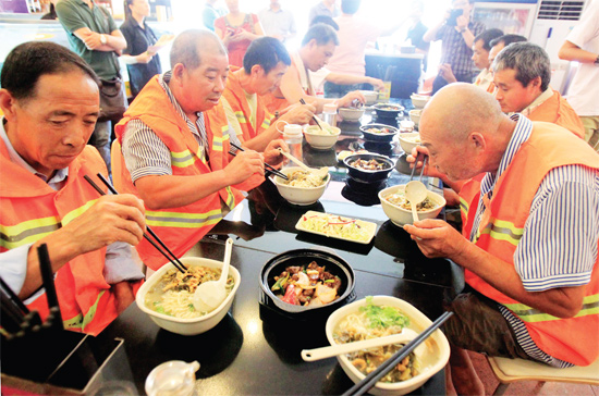 8月18日中午，鄭州市商城路一家飯店邀請33位一線環(huán)衛(wèi)工免費吃頓飯