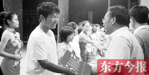 8月25日，河南電視臺(tái)8號(hào)演播廳，寒門學(xué)子每人拿到了5000元助學(xué)金