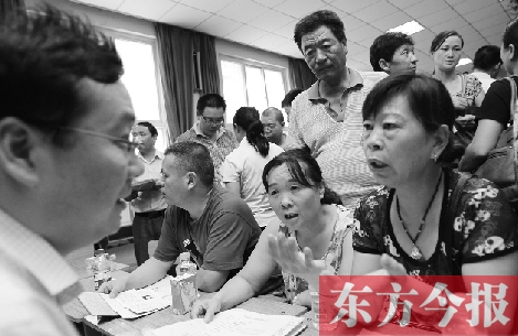 帶著孩子小升初的諸多疑問，眾多家長（右）向教育部門咨詢