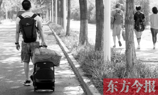 滿載著家人的希望，沿著學(xué)校的路標(biāo)，鄭州大學(xué)新生入學(xué)了，一位新生自己帶著行李來報(bào)到