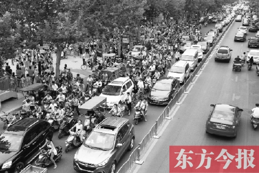 鄭州市城東路上，因?yàn)楦浇鼉伤W(xué)開(kāi)學(xué)，造成交通大擁堵