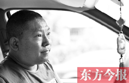 鄧太和帶父親去看病，兩天都沒(méi)打開(kāi)過(guò)出租車后備廂