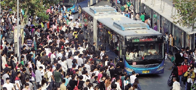 鄭州火車站，等候公交車的人們 東方今報記者 劉棟杰圖