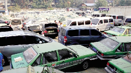 國慶期間，鄭州市客運管理處查處的大批非法營運車輛