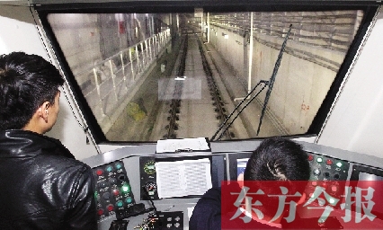 為了地鐵一號線在年底按期投入試運營，大家正在緊張調(diào)試