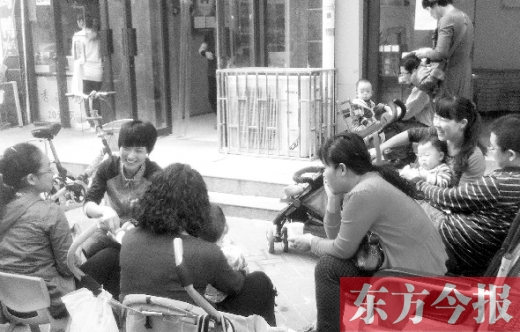 鄭州未來路附近的一家小兒推拿店，等待為孩子做推拿的家長在門口排起了隊