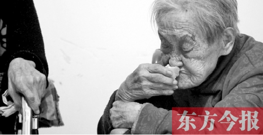 在鄭州惠濟區(qū)紅樹林老年療養(yǎng)院內，一位老人在吃蛋糕