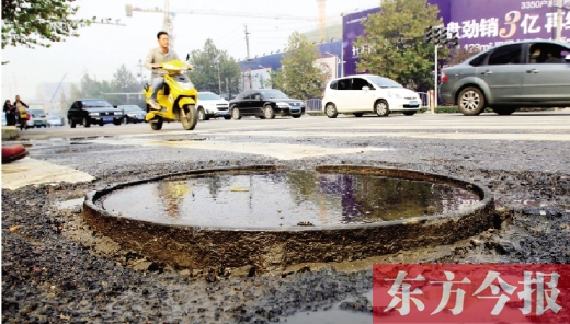 鄭州市航海路與興華南街交叉口當(dāng)中，一處突出地面的窨井口隨時(shí)“伏擊”著粗心的路人