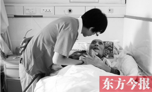 10月11日，鄭州愛馨養(yǎng)老集團(tuán)。護(hù)工對(duì)老人無微不至地關(guān)懷照顧