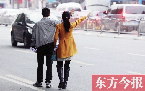 昨日下午5時(shí)30分，鄭州市花園路口公交站，一對(duì)青年正焦急等車