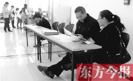 　　10月16日，鄭州市社保中心辦事大廳，新增的桌椅方便了前來辦理手續(xù)的市民