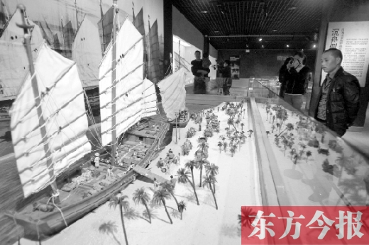 10月19日，大海的方向——西沙華光礁一號沉船寶藏展在省博物院舉行。圖為一位市民在觀看當時（宋朝）工