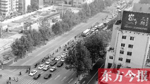 圍擋設(shè)置首日，人們騎車(chē)緩慢通行