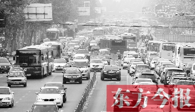 昨日下午4點(diǎn)，在花園路與黃河路口附近，車(chē)堵成了“一鍋粥”