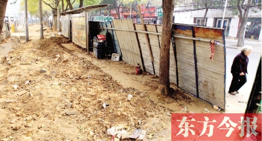 鄭州市紅專路與政七街交叉口，一工地“圍而不動(dòng)”，步行者只好擇路而行